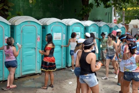 Quase 80% dos foliões acham ir ao banheiro o maior perrengue do Carnaval