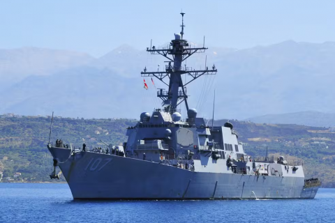 Lançadores de mísseis e proteção contra armas químicas: como são os navios de guerra dos EUA mandados para a costa da Venezuela