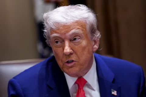 'Por que eu iria querer falar com esse cara?': Casa Branca liga por engano para ex-assessor de Trump e cria saia-justa com presidente, diz TV