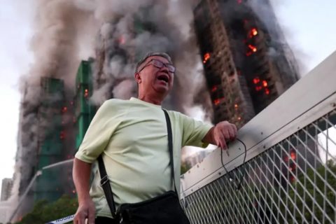 Grande incêndio em prédios residênciais deixa 13 mortos em Hong Kong