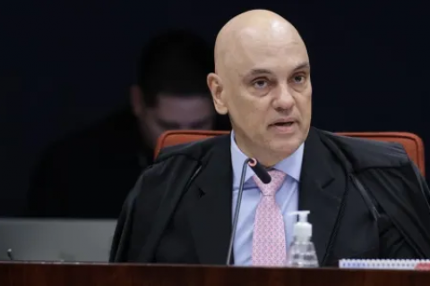 Moraes diz que Bolsonaro "liderou" organização criminosa entre 2021 e 2023