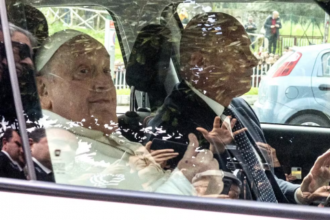 Papa Francisco acena para fiéis e deixa o hospital após quase 40 dias internado