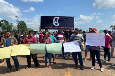 Colonos fecham a BR-317 entre Rio Branco e Boca do Acre