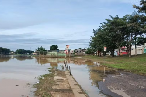 Rio Acre fica a 24 centímetros da cota de transbordo e água começa a invadir bairros da capital