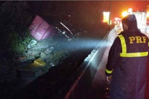 Sete atletas de remo morrem em acidente entre van e carreta no Paraná