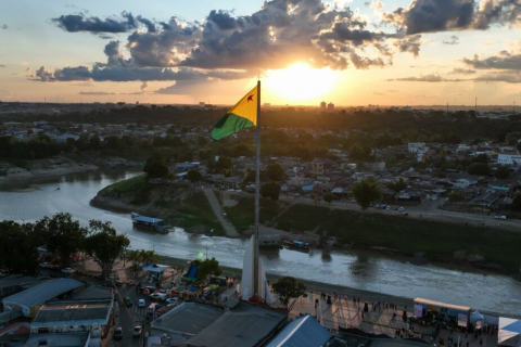 "NÃO É FESTA. É REVOLUÇÃO!"