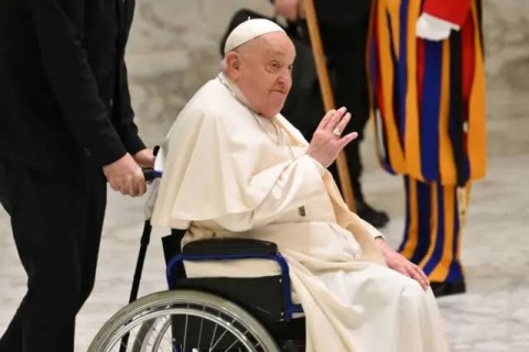 Vaticano: Papa melhora ligeiramente e insuficiência renal não é preocupação