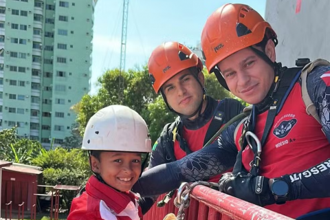 Menino de oito anos que vende refrescos e sonha ser bombeiro ganha surpresa no AC: ‘Dia muito especial’