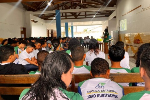 Procon promove palestras sobre consumo consciente e preservação escolar para estudantes