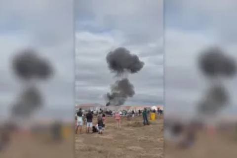 Veja momento em que avião cai durante show aéreo na África do Sul
