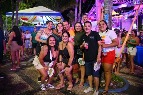 Primeira Noite do Carnaval da Família Agita Rio Branco com Tchakabum e Multidão!