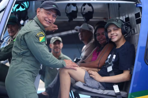 Adolescente de 17 anos com câncer ósseo realiza sonho de andar de helicóptero no AC: 'Emocionante'