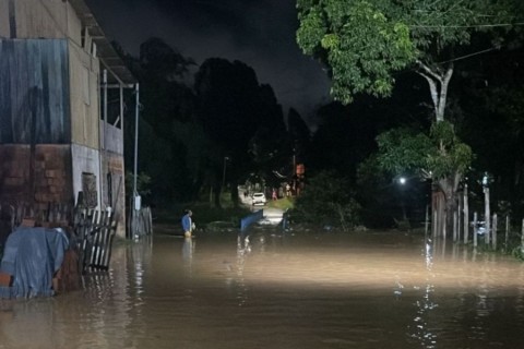 Por conta de fortes chuvas, enxurrada de igarapé atinge quatro bairros no interior do Acre