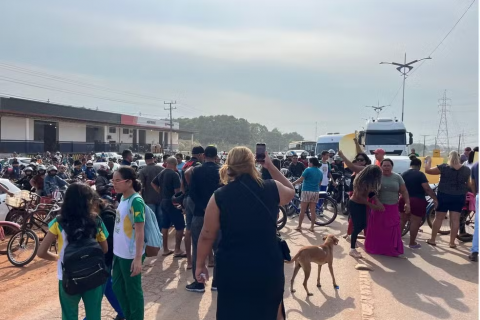 Moradores fecham trecho da BR-364 em Rio Branco por melhorias no bairro Belo Jardim II