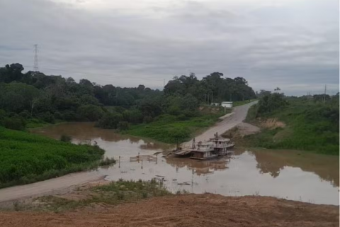 Subida do Rio Caeté cobre ponte provisória e interdita trecho da BR-364 no interior do Acre