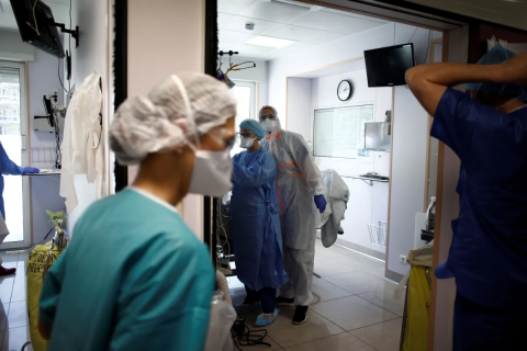 França estaria preparando hospitais para guerra, diz jornal