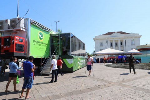 Carreta da Defensoria leva atendimento jurídico no Palácio Rio Branco para celebrar o Dia Mundial da Justiça Social
