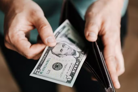 Dólar opera em forte alta e encosta em R$ 6,10 em meio à guerra global de tarifas