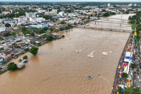 Marinha envia equipes para reforçar fiscalização no Rio Acre durante enchente na capital